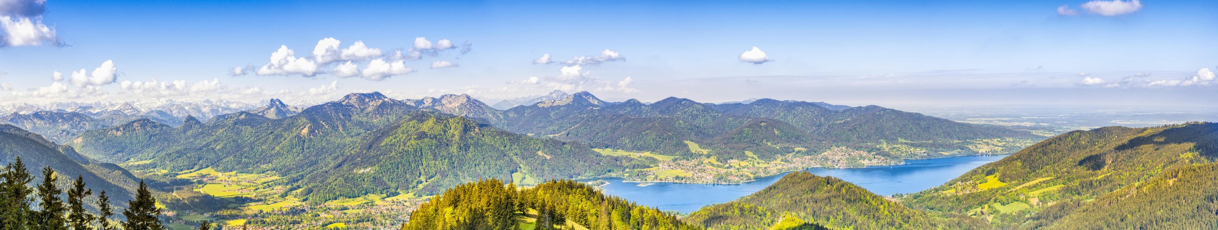 Blick über bayerische Dächer auf die schneebedeckten Alpen
